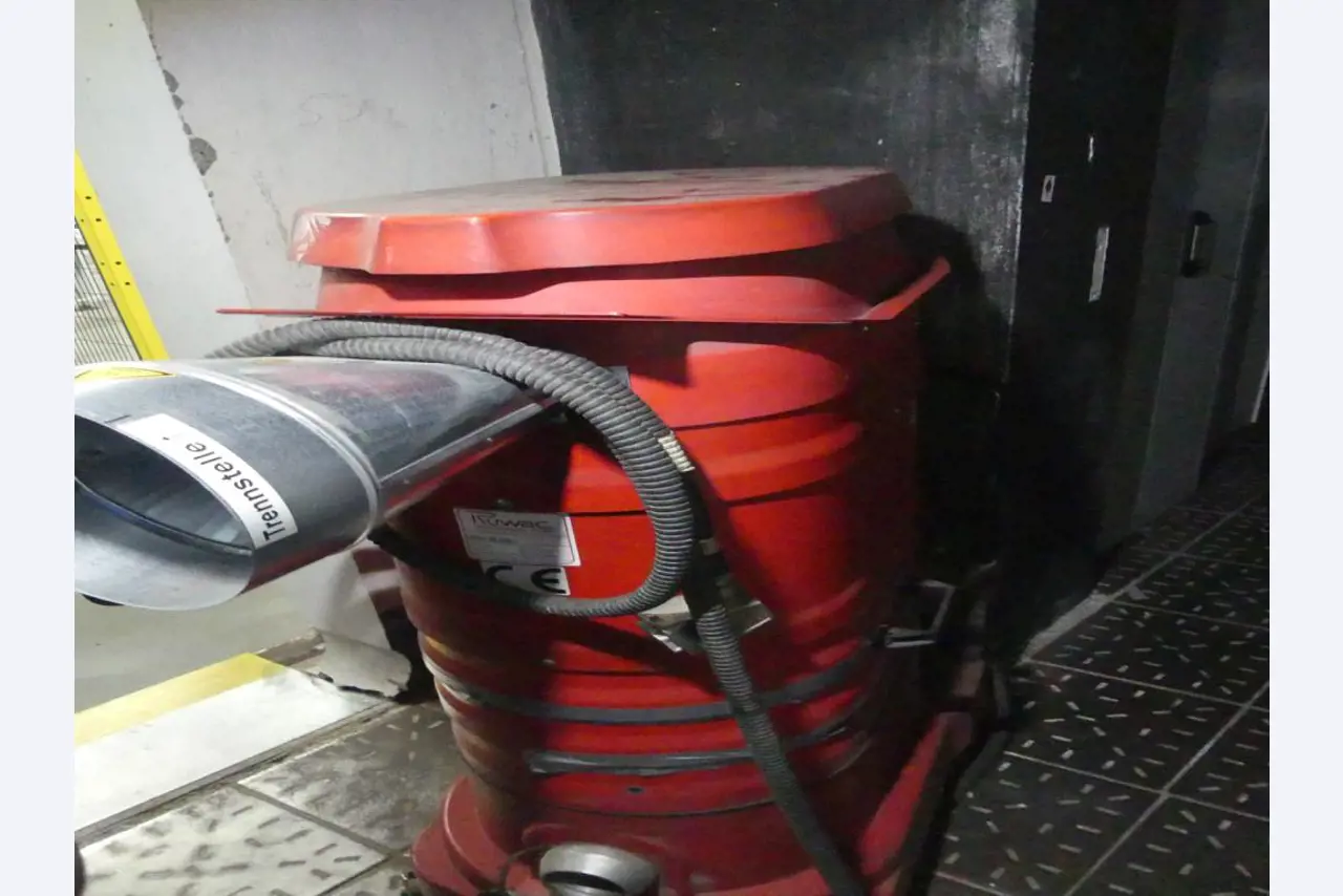 Equipement mécanique et accessoires d'une ancienne imprimerie en héliogravure-2