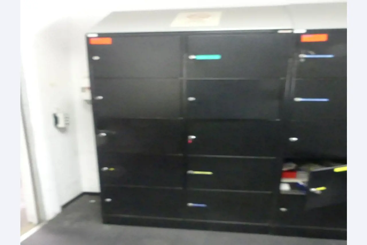 Maquinaria y accesorios de una antigua imprenta de huecograbado-1