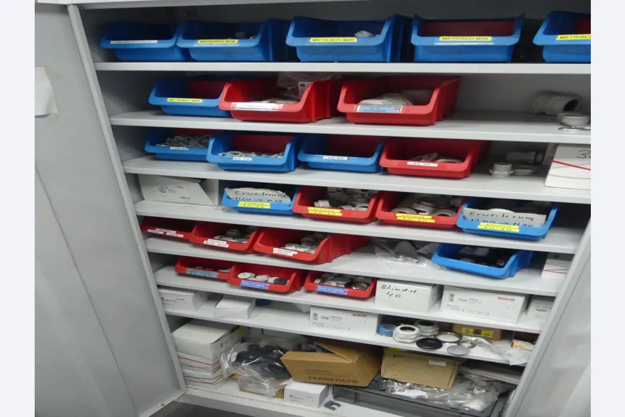 Maschinelle Einrichtung sowie Zubehör einer ehemaligen Tiefdruckerei-2