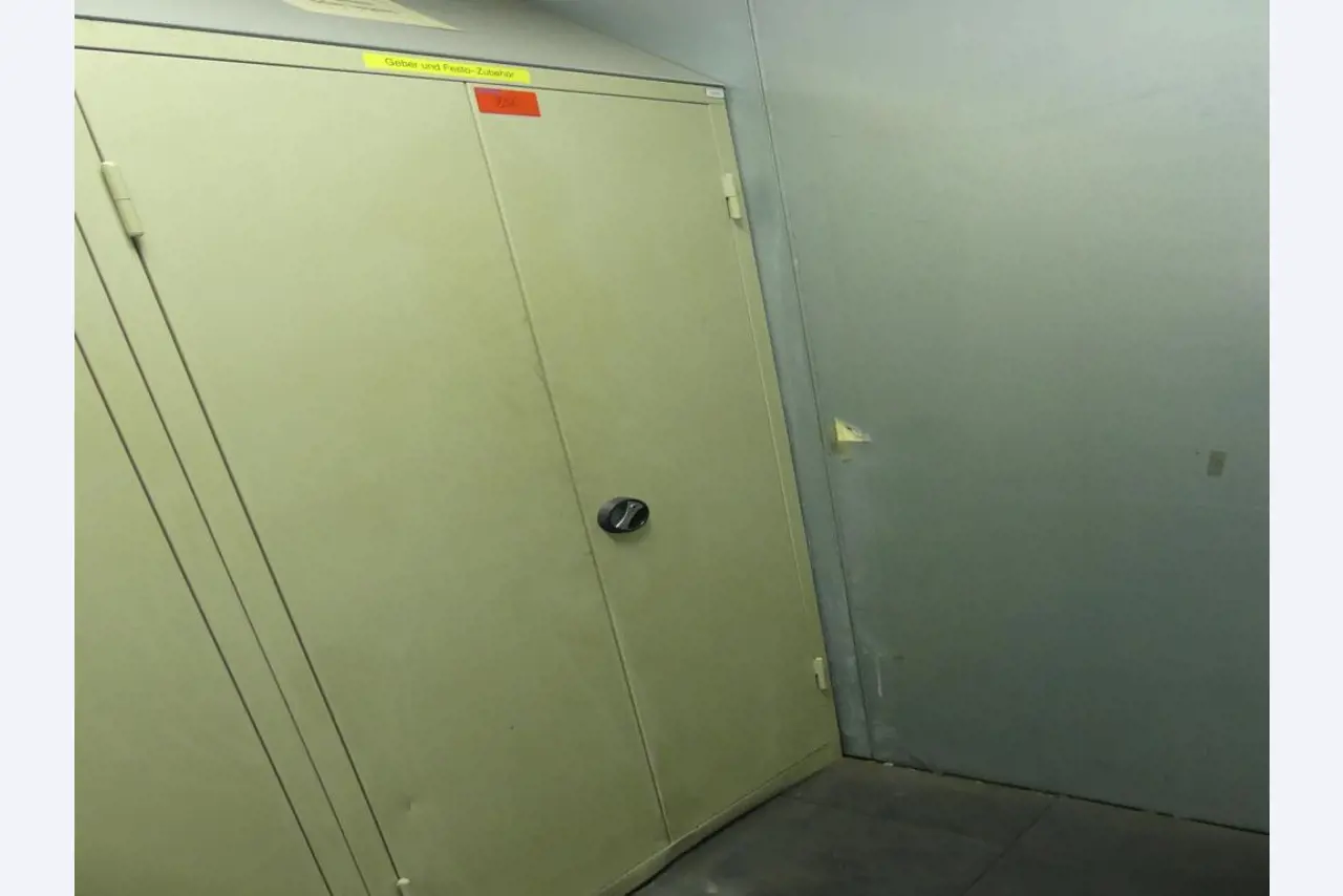 Equipement mécanique et accessoires d'une ancienne imprimerie en héliogravure-1