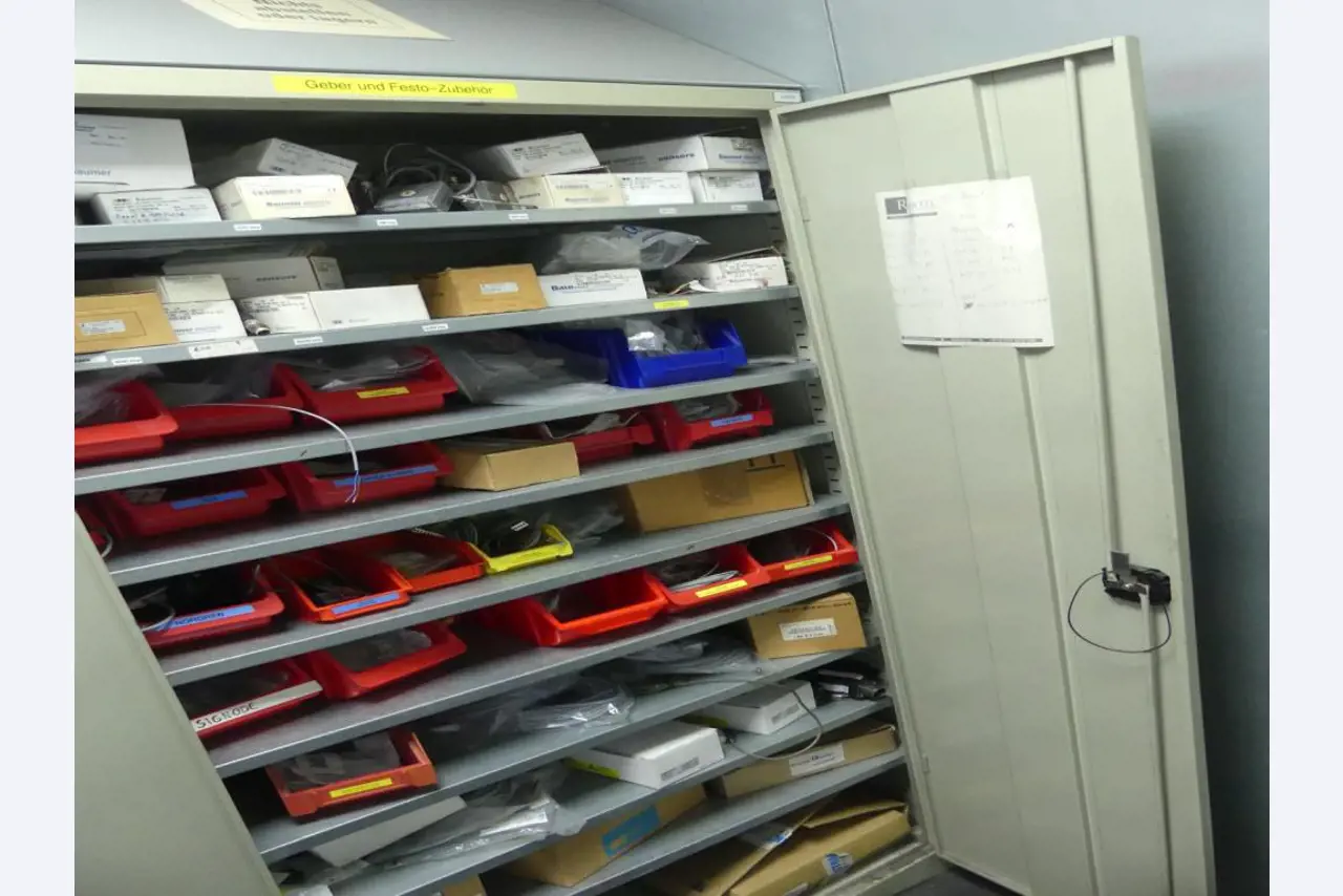 Equipement mécanique et accessoires d'une ancienne imprimerie en héliogravure-2