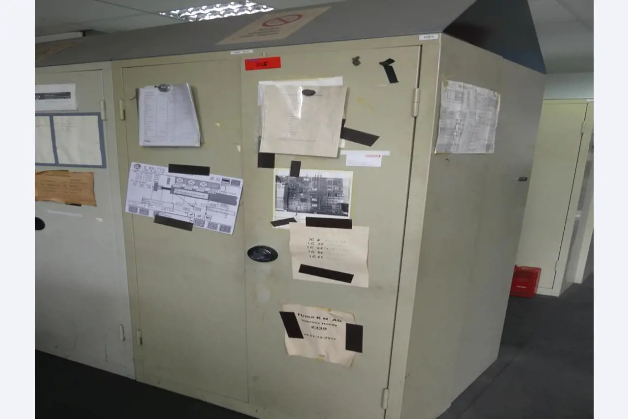 Maquinaria y accesorios de una antigua imprenta de huecograbado-1