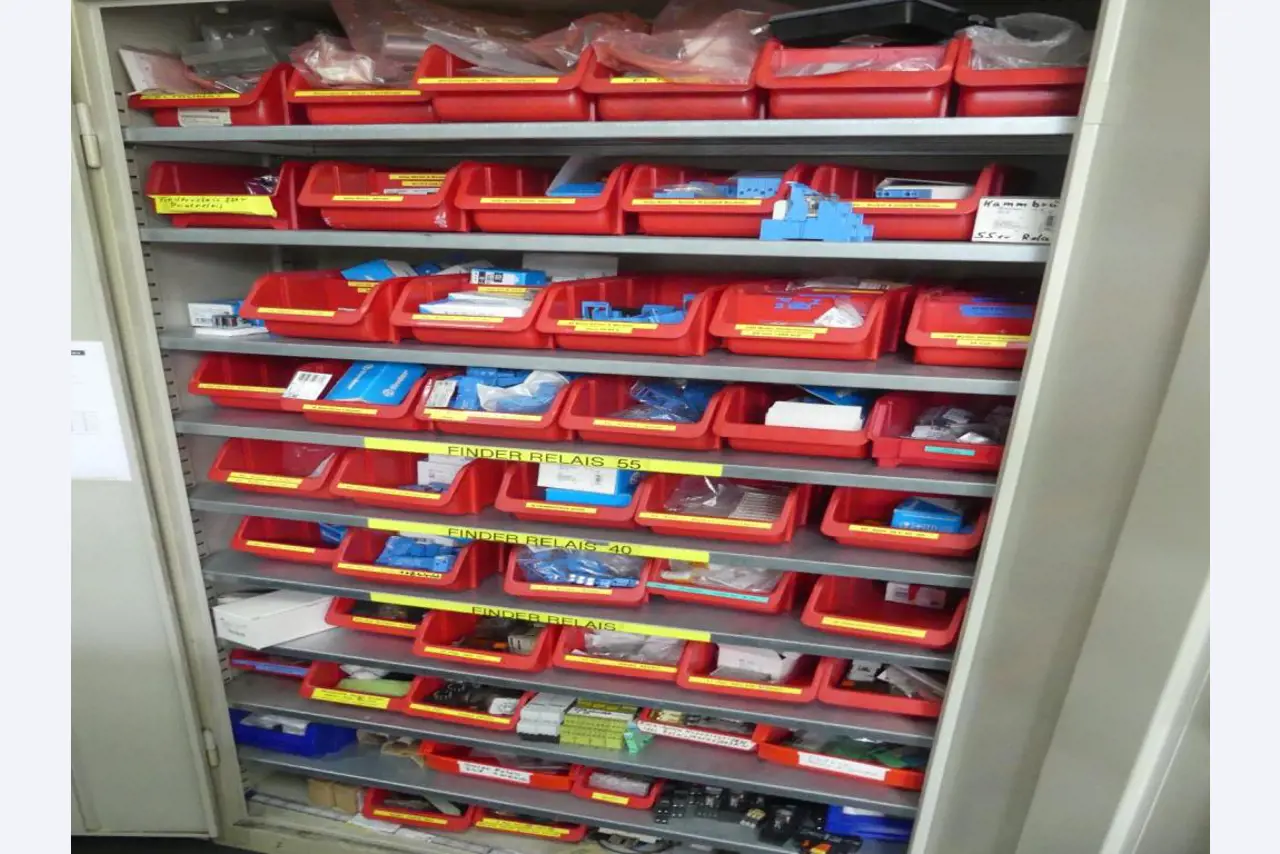 Maquinaria y accesorios de una antigua imprenta de huecograbado-2