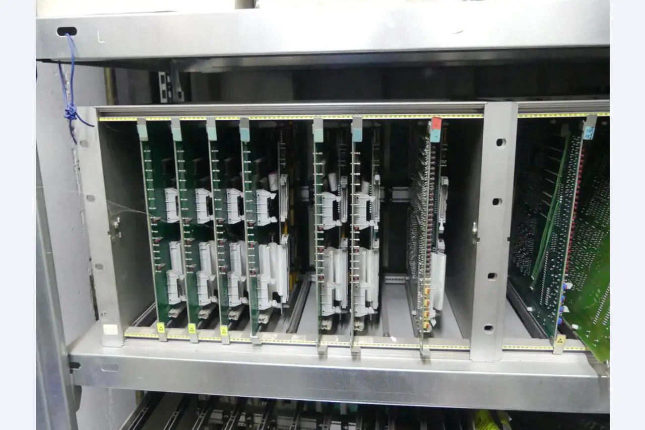 Equipement mécanique et accessoires d'une ancienne imprimerie en héliogravure-17