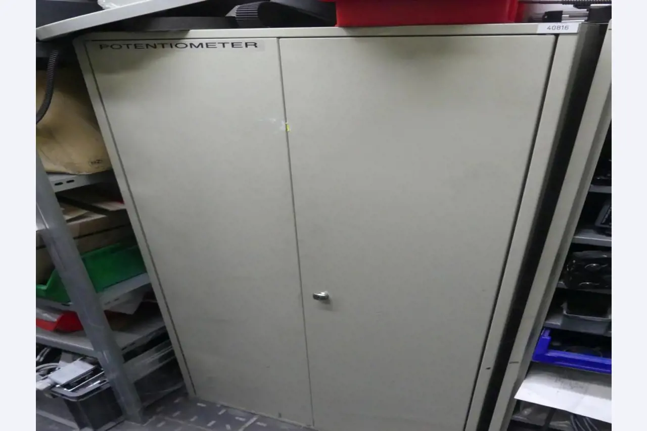 Equipement mécanique et accessoires d'une ancienne imprimerie en héliogravure-19