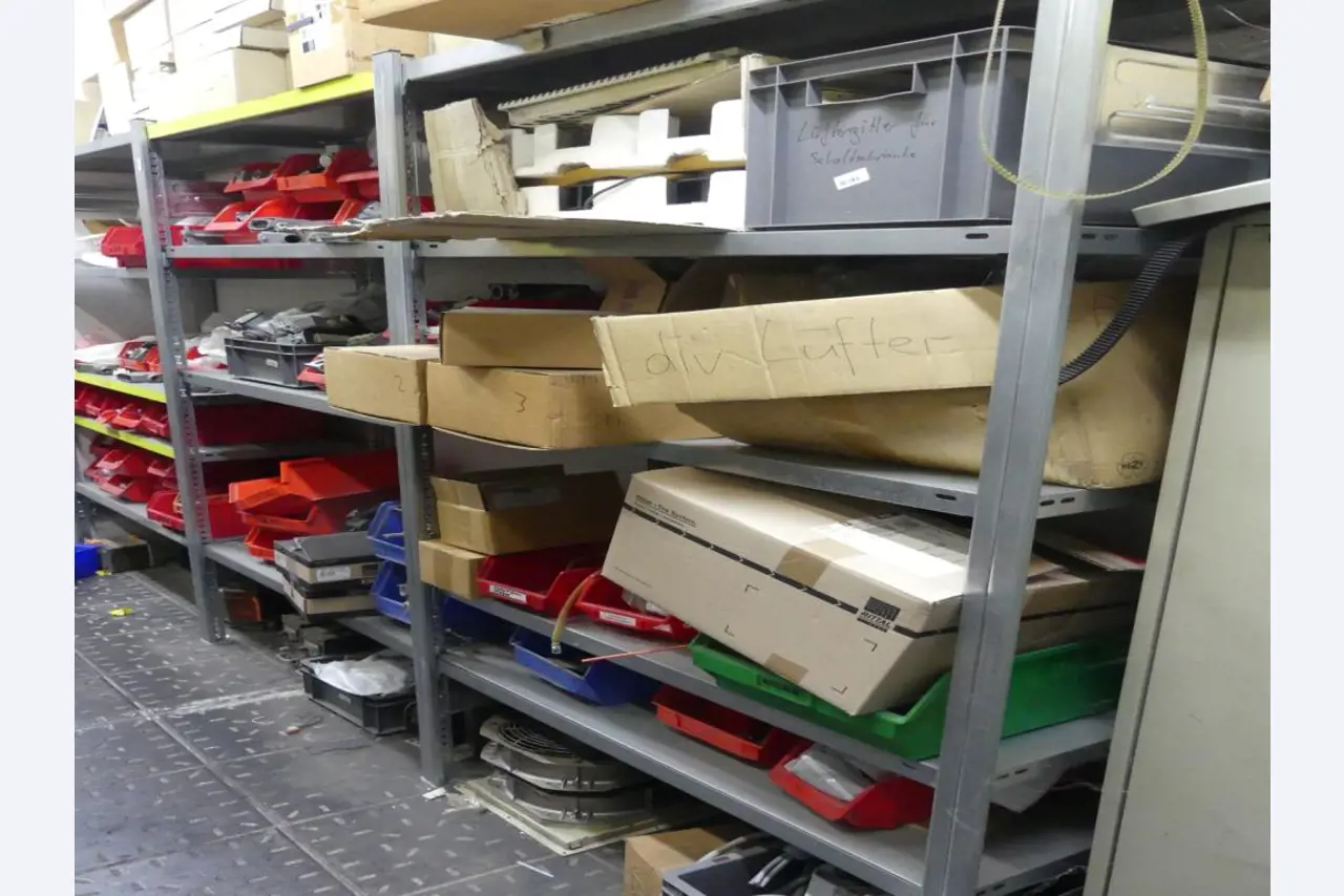 Equipement mécanique et accessoires d'une ancienne imprimerie en héliogravure-20