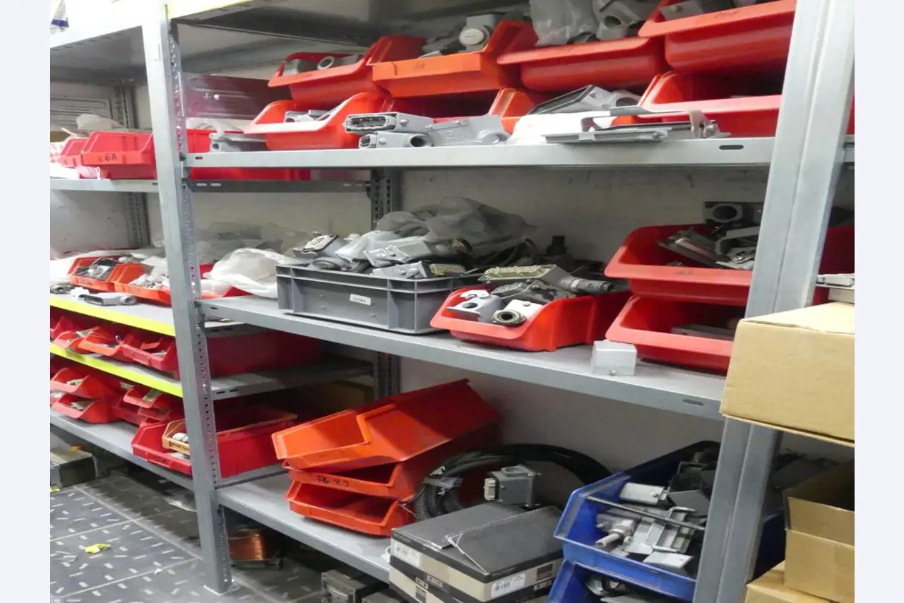 Equipement mécanique et accessoires d'une ancienne imprimerie en héliogravure-21