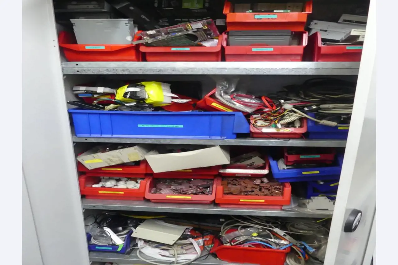 Equipement mécanique et accessoires d'une ancienne imprimerie en héliogravure-27