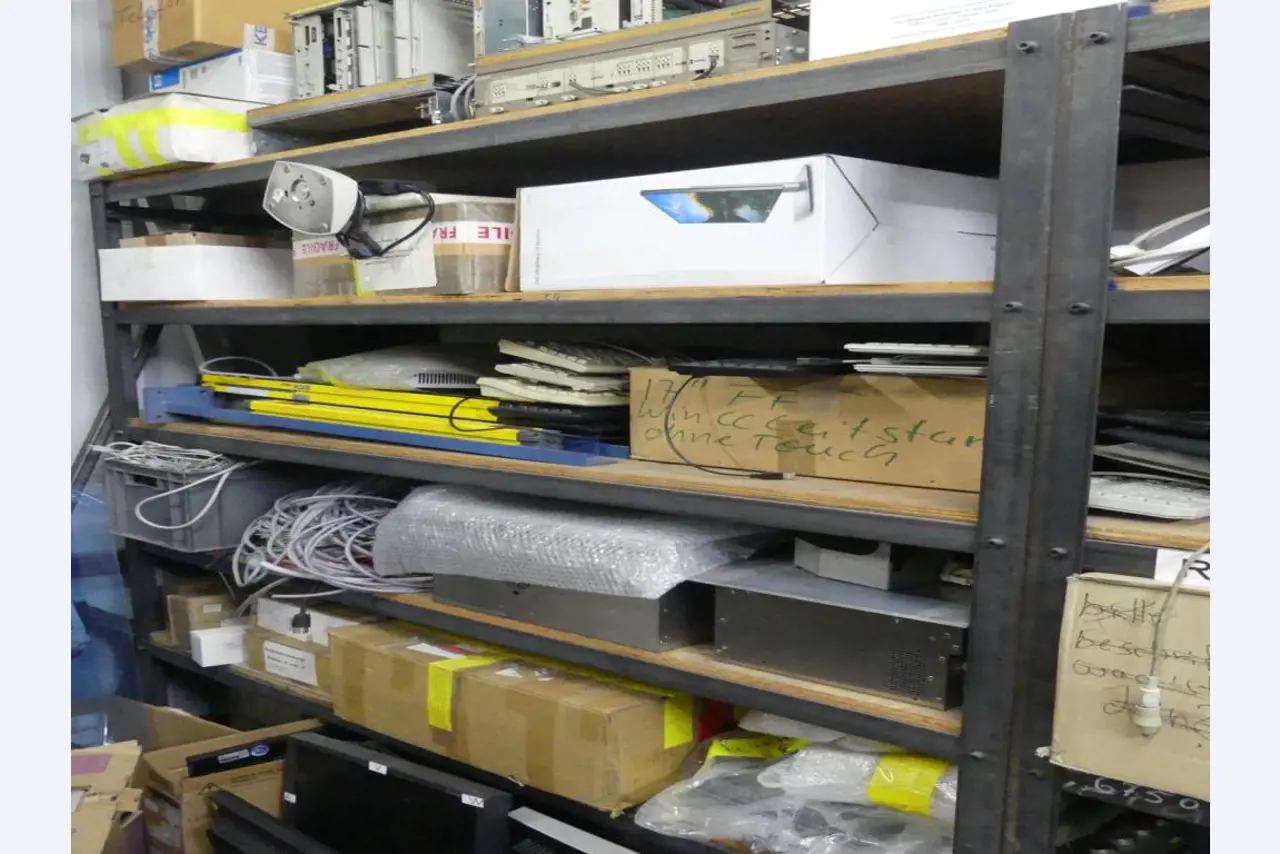 Equipement mécanique et accessoires d'une ancienne imprimerie en héliogravure-29