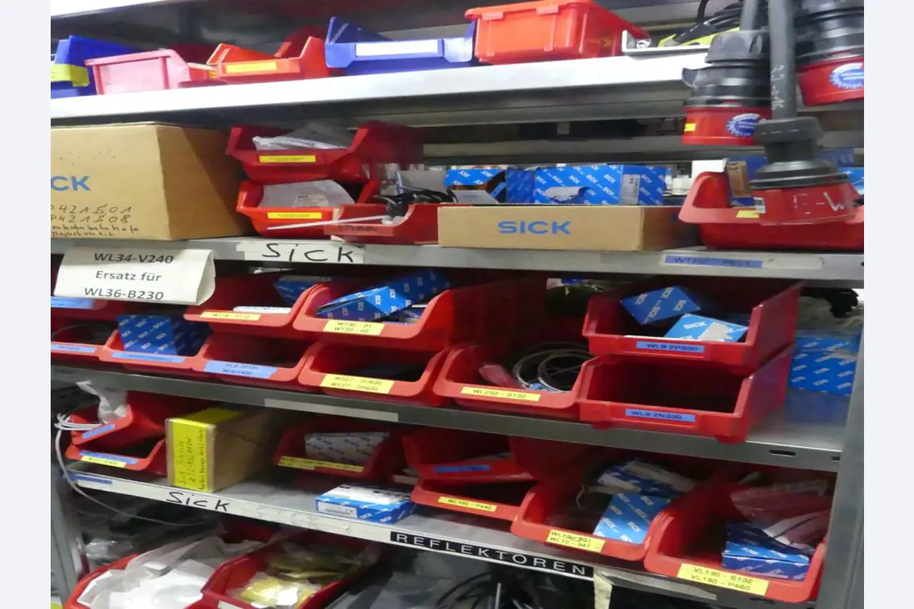 Equipement mécanique et accessoires d'une ancienne imprimerie en héliogravure-30