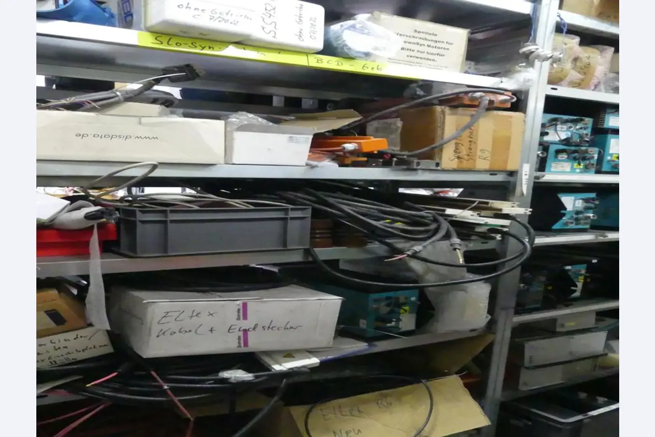 Equipement mécanique et accessoires d'une ancienne imprimerie en héliogravure-32