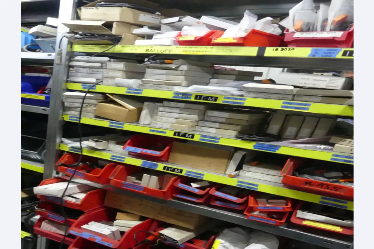 Equipement mécanique et accessoires d'une ancienne imprimerie en héliogravure-33