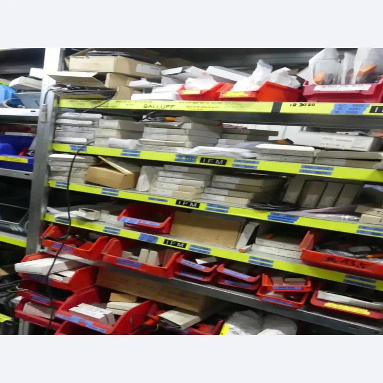 Equipement mécanique et accessoires d'une ancienne imprimerie en héliogravure-33