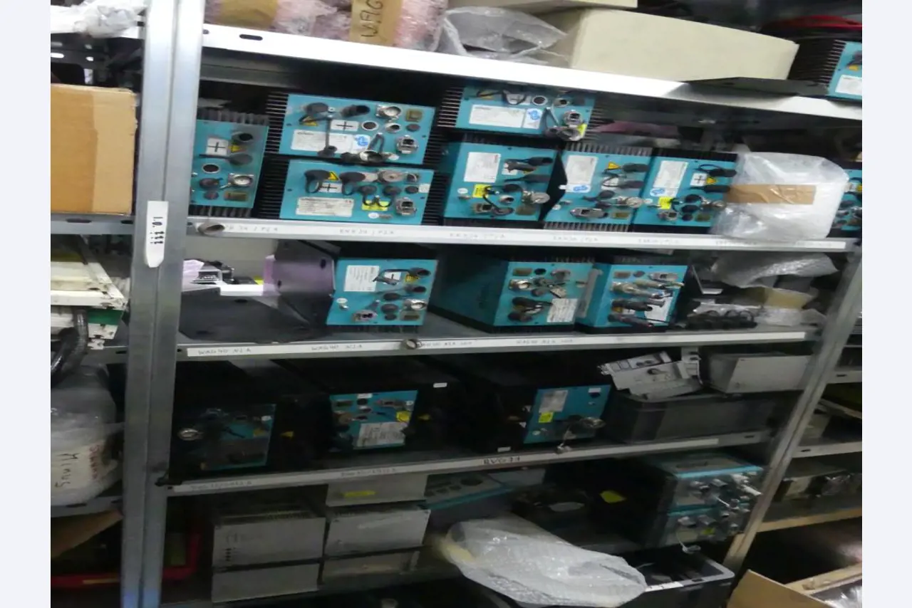 Equipement mécanique et accessoires d'une ancienne imprimerie en héliogravure-35