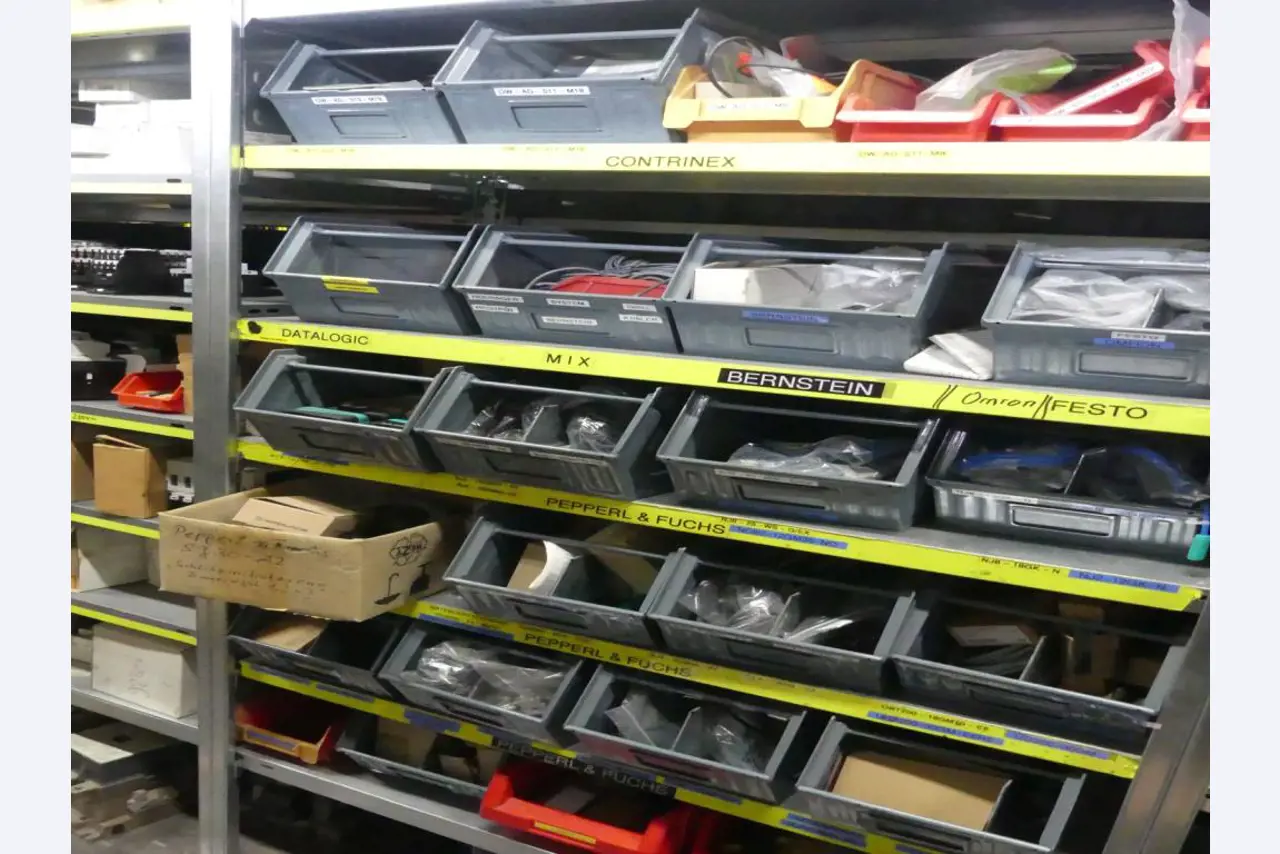 Equipement mécanique et accessoires d'une ancienne imprimerie en héliogravure-37