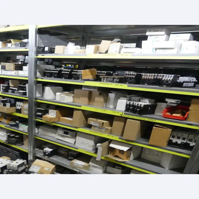 Equipement mécanique et accessoires d'une ancienne imprimerie en héliogravure-38