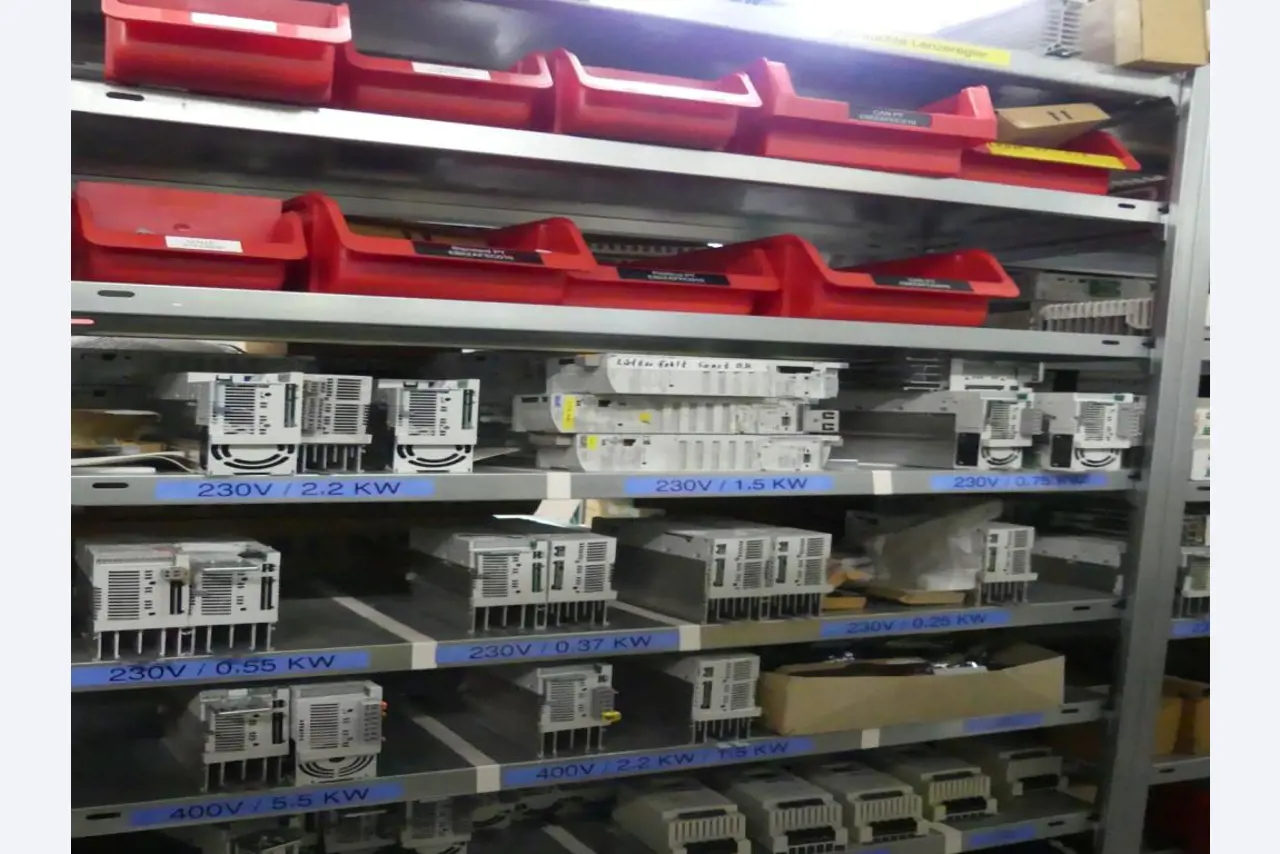 Equipement mécanique et accessoires d'une ancienne imprimerie en héliogravure-40