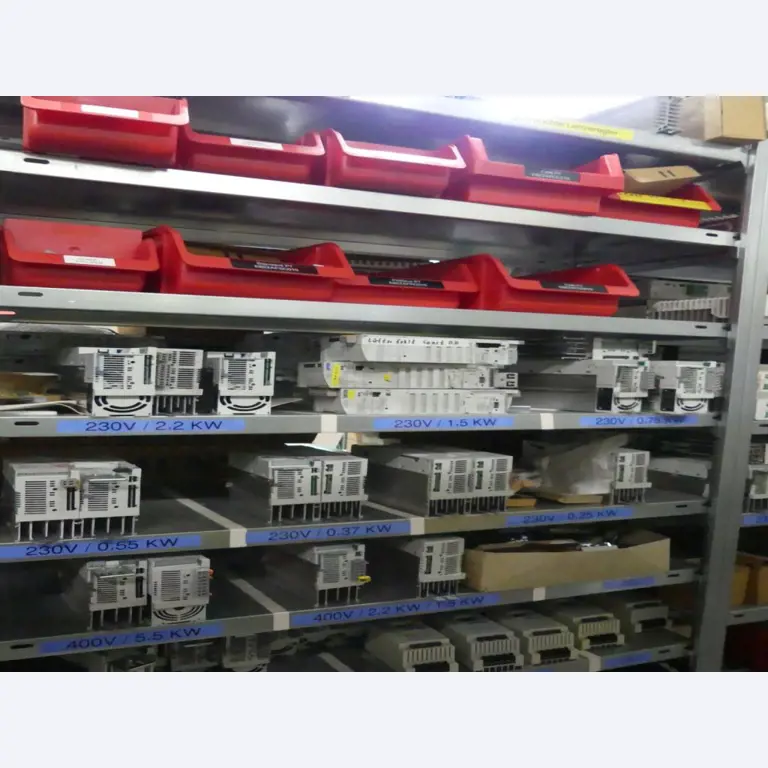 Equipement mécanique et accessoires d'une ancienne imprimerie en héliogravure-40