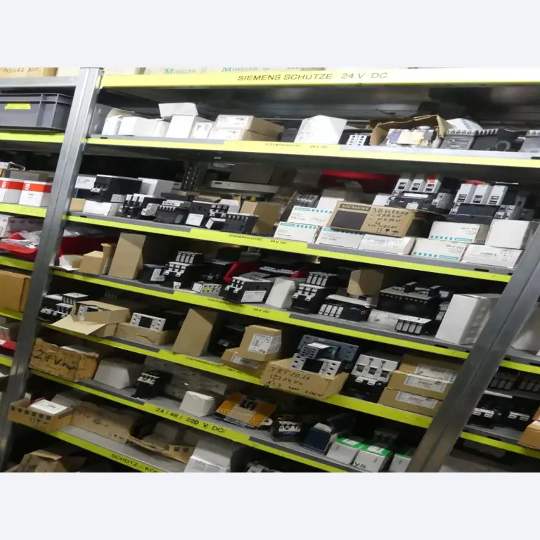 Equipement mécanique et accessoires d'une ancienne imprimerie en héliogravure-41