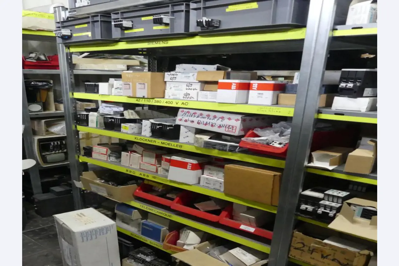 Equipement mécanique et accessoires d'une ancienne imprimerie en héliogravure-42