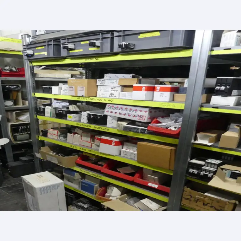 Equipement mécanique et accessoires d'une ancienne imprimerie en héliogravure-42