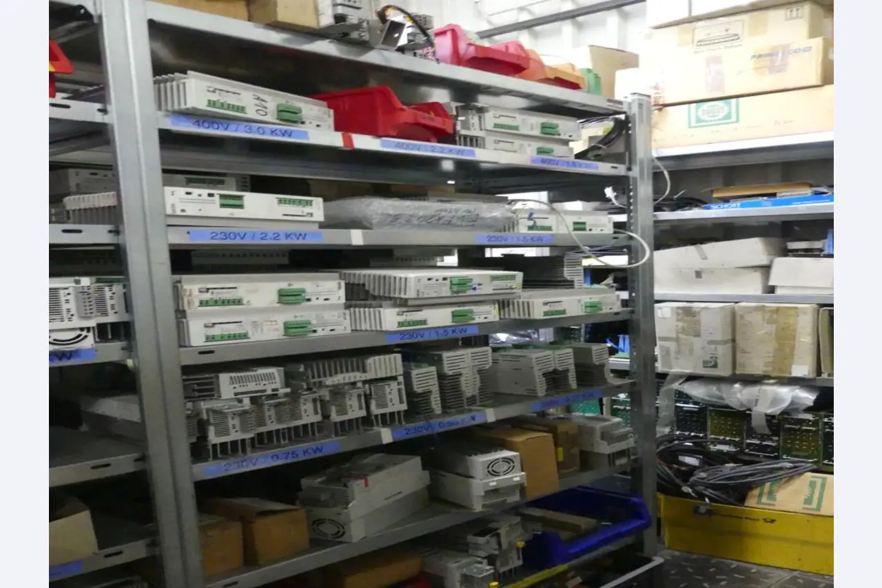 Equipement mécanique et accessoires d'une ancienne imprimerie en héliogravure-43