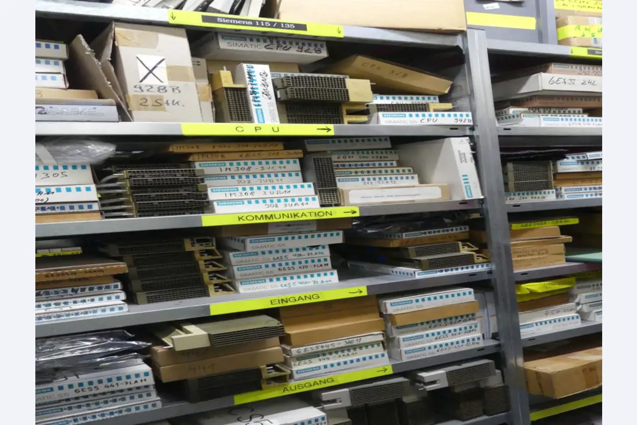 Equipement mécanique et accessoires d'une ancienne imprimerie en héliogravure-44