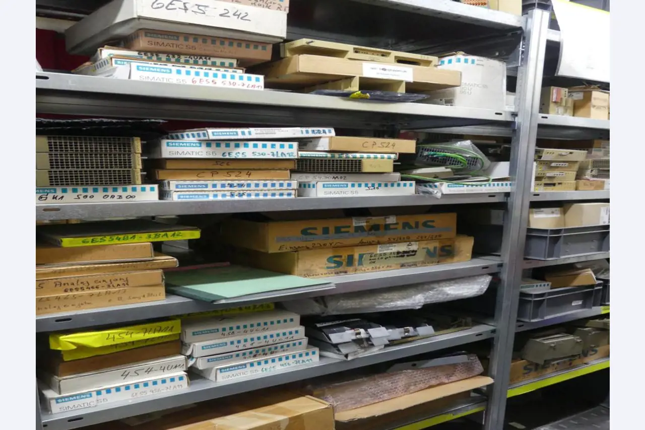 Equipement mécanique et accessoires d'une ancienne imprimerie en héliogravure-45