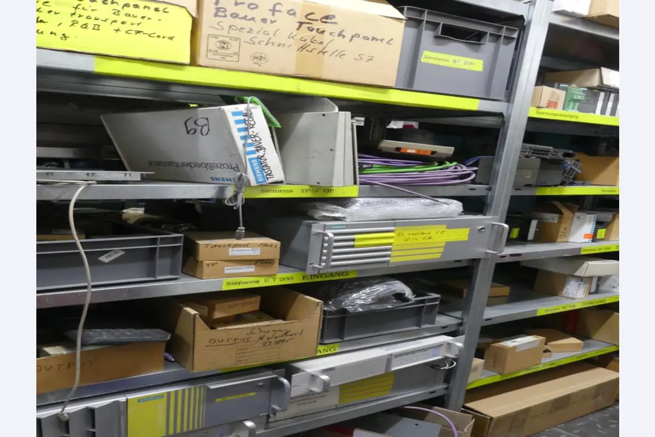 Equipement mécanique et accessoires d'une ancienne imprimerie en héliogravure-48