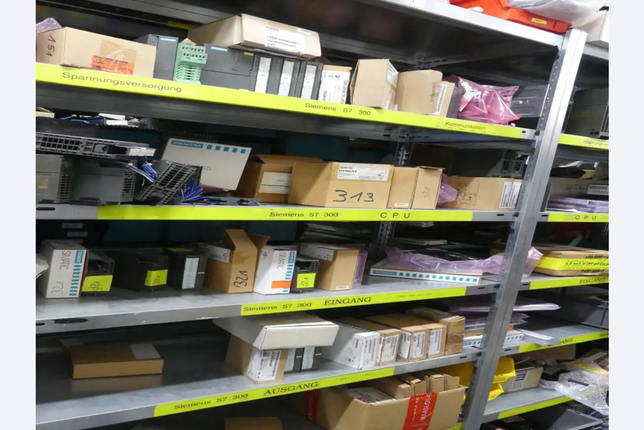 Equipement mécanique et accessoires d'une ancienne imprimerie en héliogravure-49