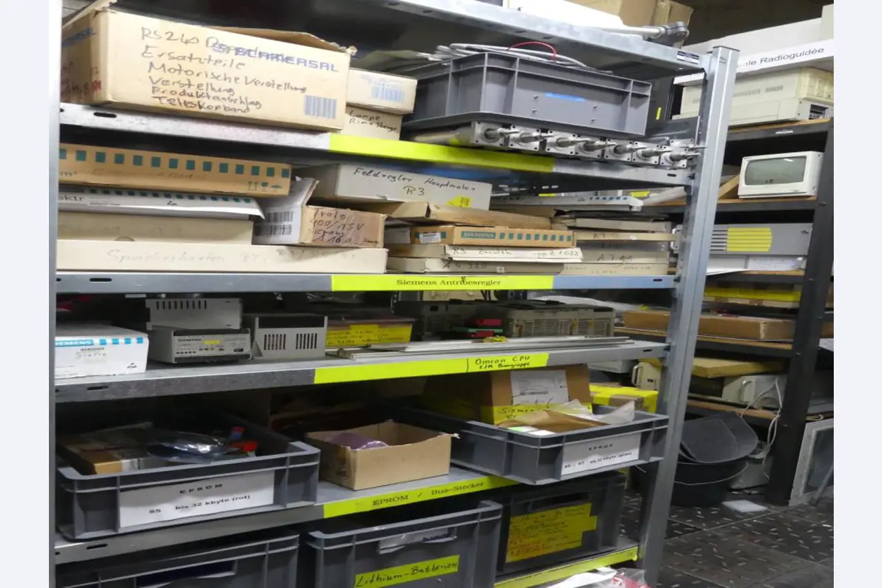 Equipement mécanique et accessoires d'une ancienne imprimerie en héliogravure-52