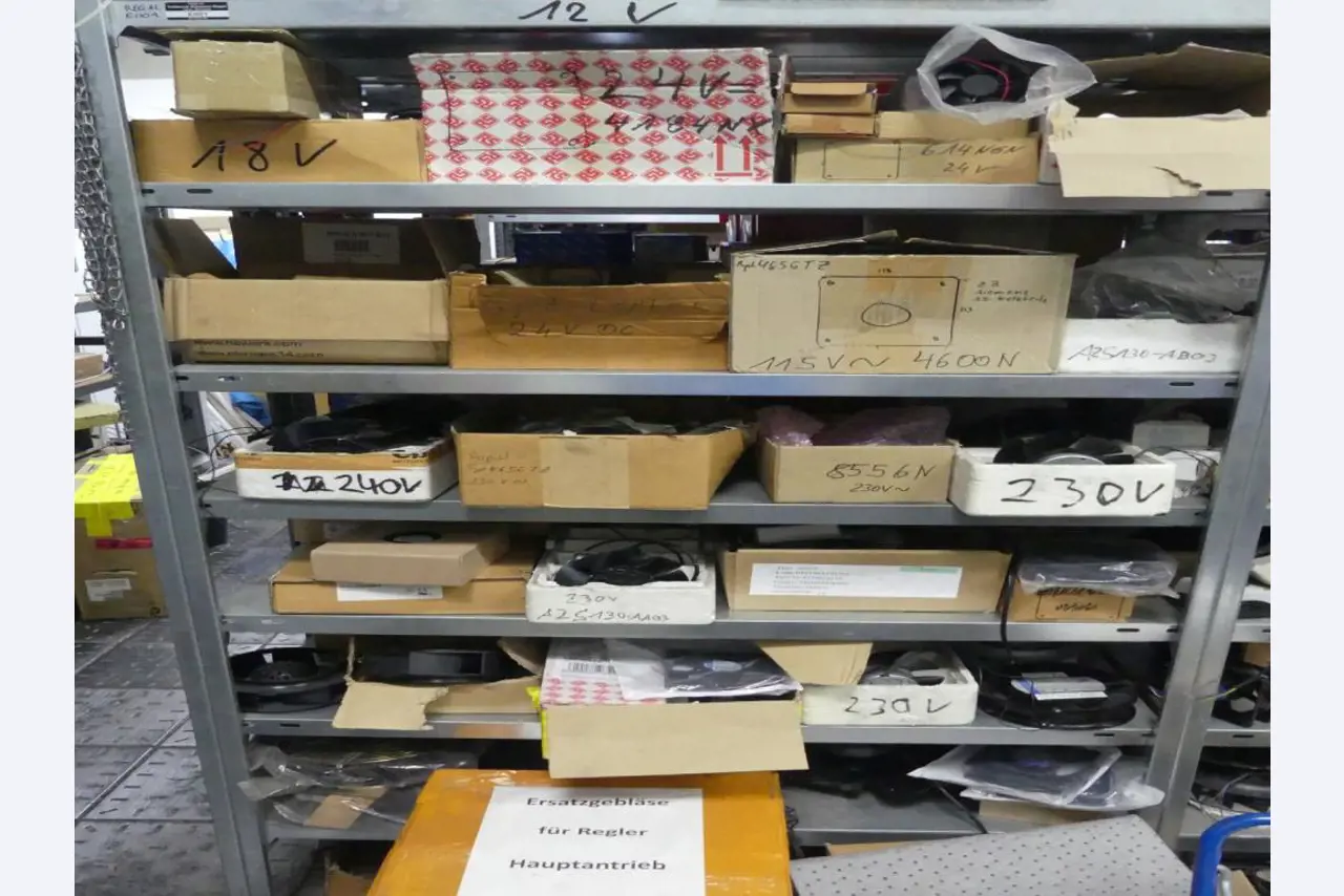 Equipement mécanique et accessoires d'une ancienne imprimerie en héliogravure-53