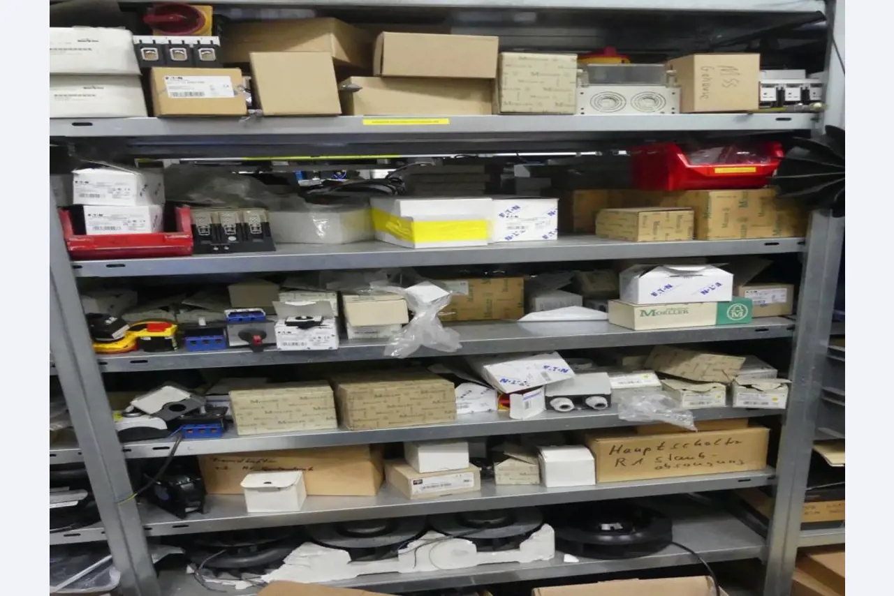 Equipement mécanique et accessoires d'une ancienne imprimerie en héliogravure-54