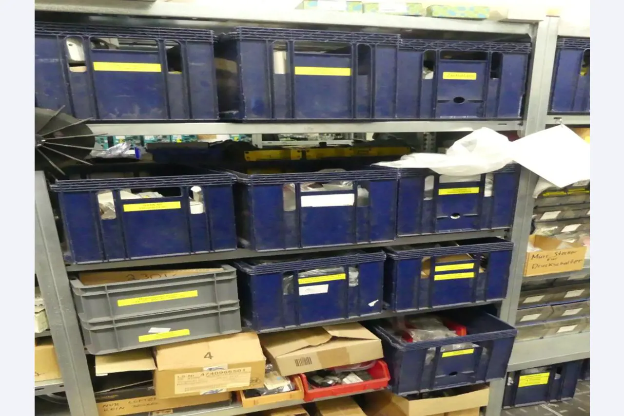 Equipement mécanique et accessoires d'une ancienne imprimerie en héliogravure-55