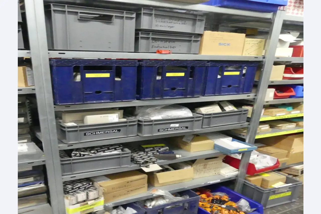 Equipement mécanique et accessoires d'une ancienne imprimerie en héliogravure-57