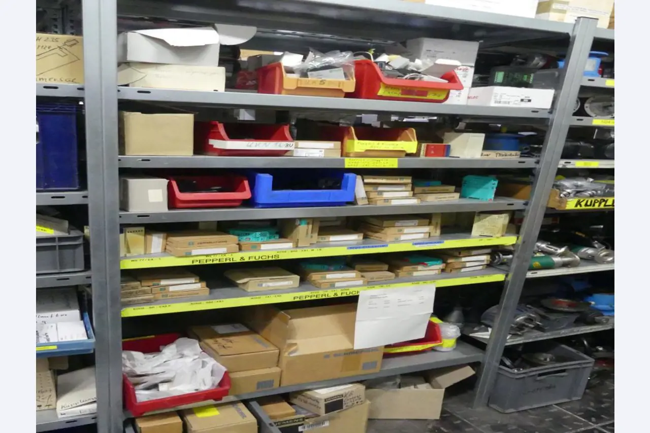 Equipement mécanique et accessoires d'une ancienne imprimerie en héliogravure-58