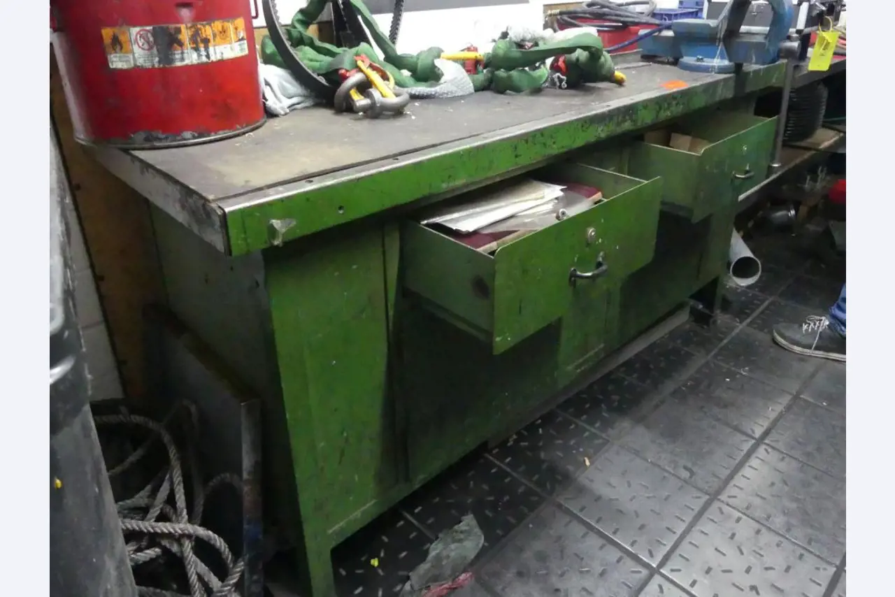 Maquinaria y accesorios de una antigua imprenta de huecograbado-1