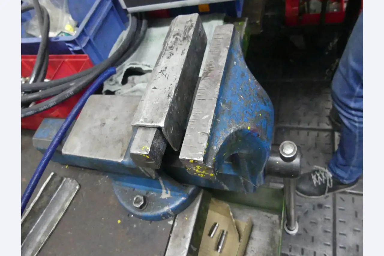 Maquinaria y accesorios de una antigua imprenta de huecograbado-2