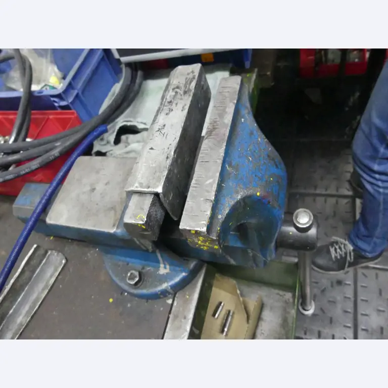 Maquinaria y accesorios de una antigua imprenta de huecograbado-2