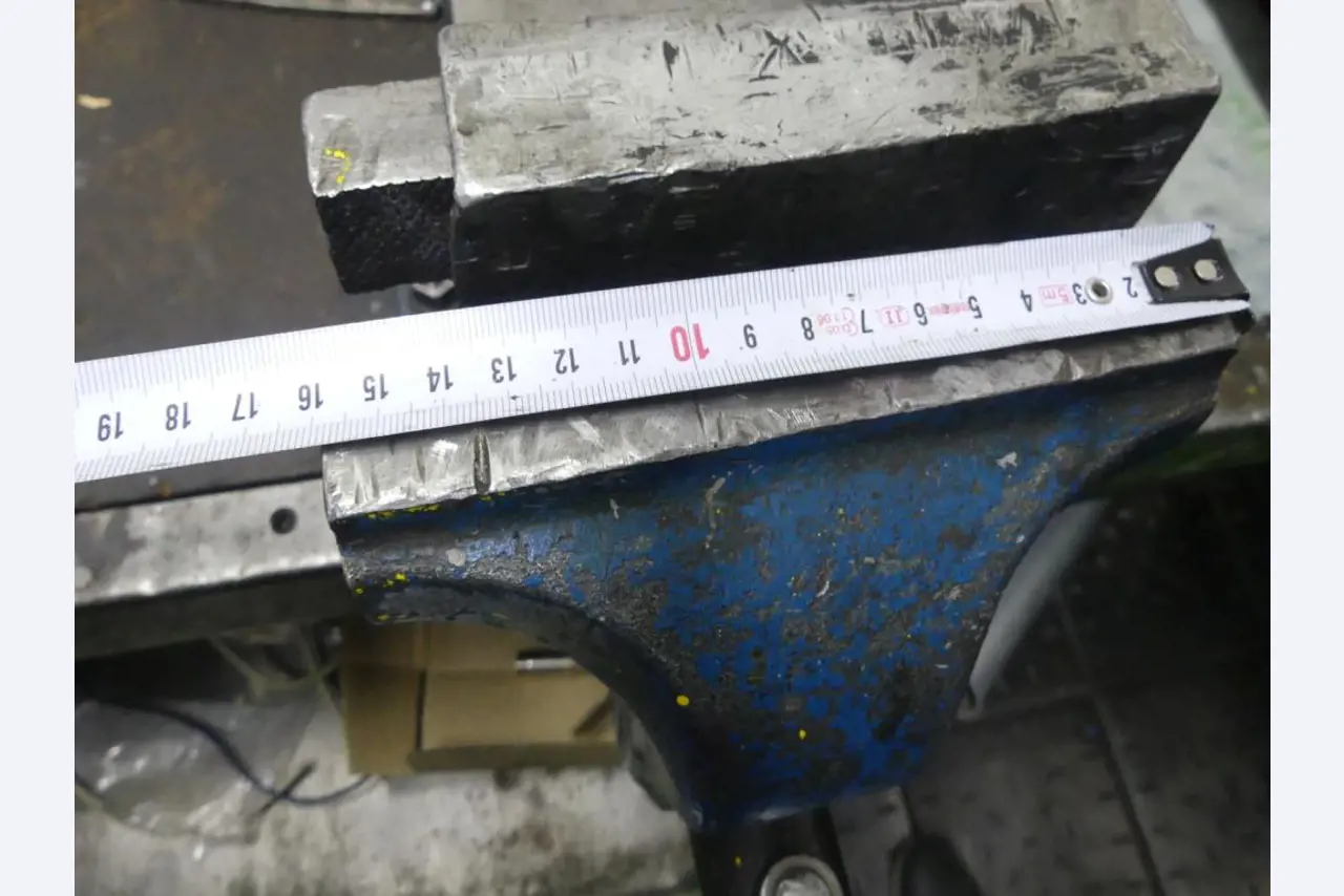 Maquinaria y accesorios de una antigua imprenta de huecograbado-3