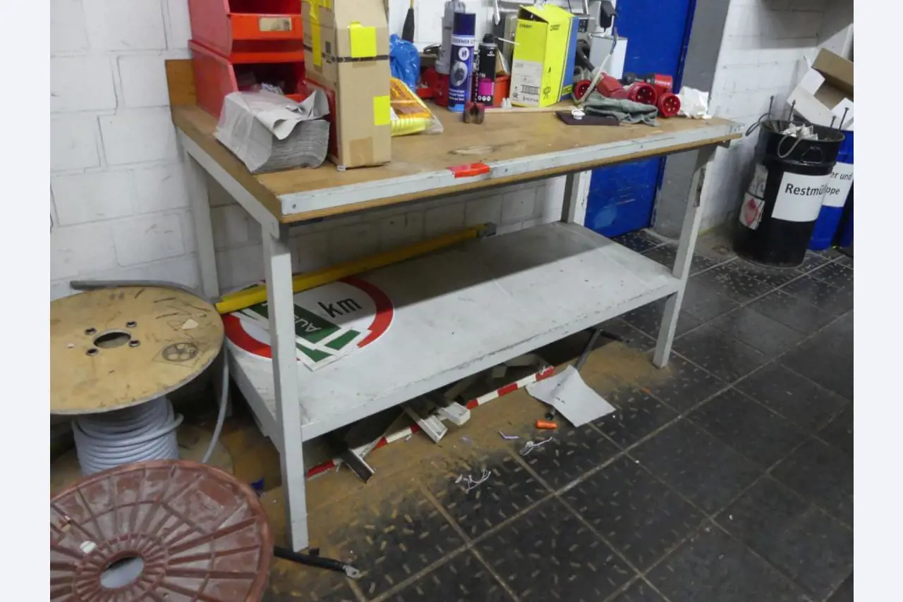 Maquinaria y accesorios de una antigua imprenta de huecograbado-1