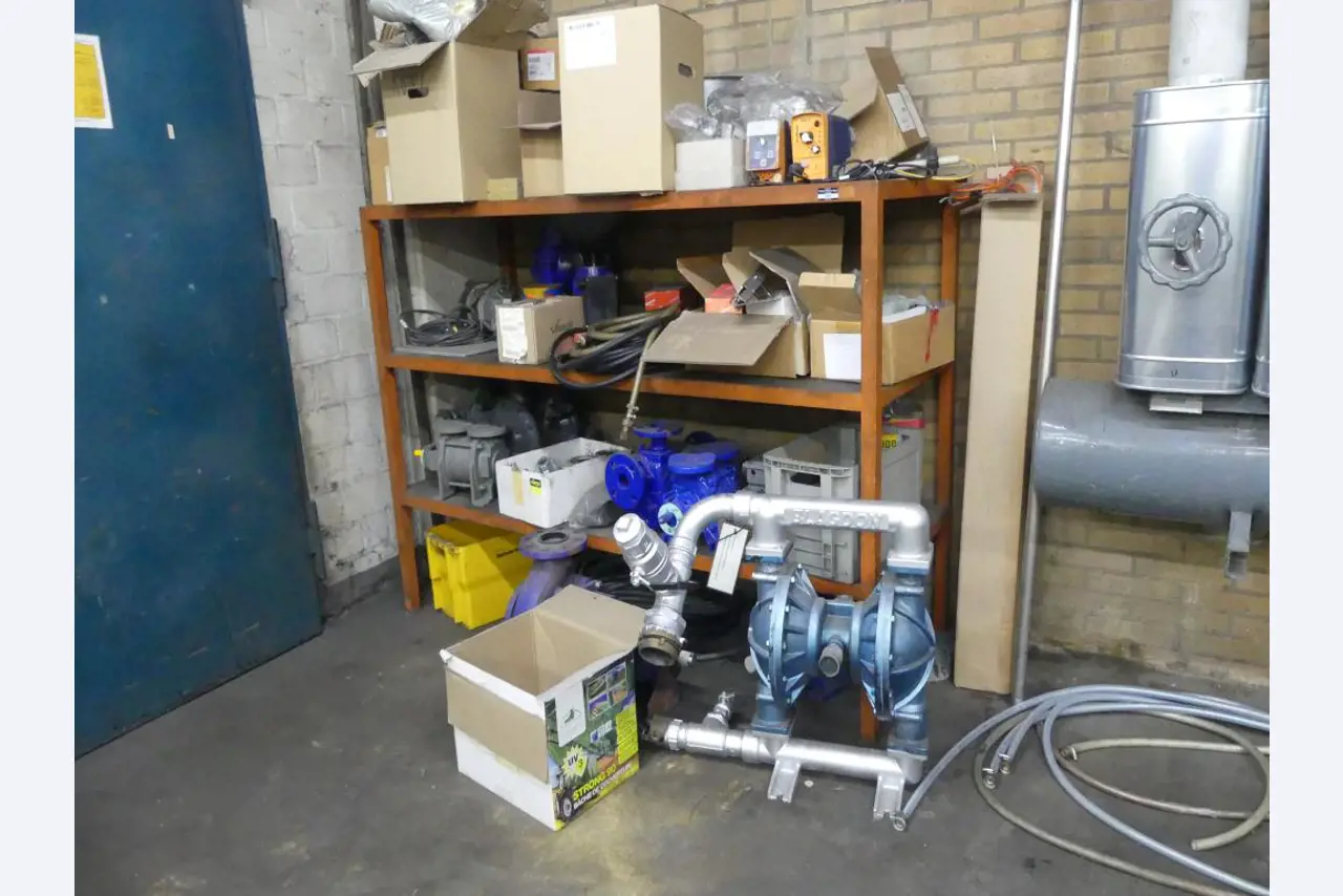 Maschinelle Einrichtung sowie Zubehör einer ehemaligen Tiefdruckerei-1