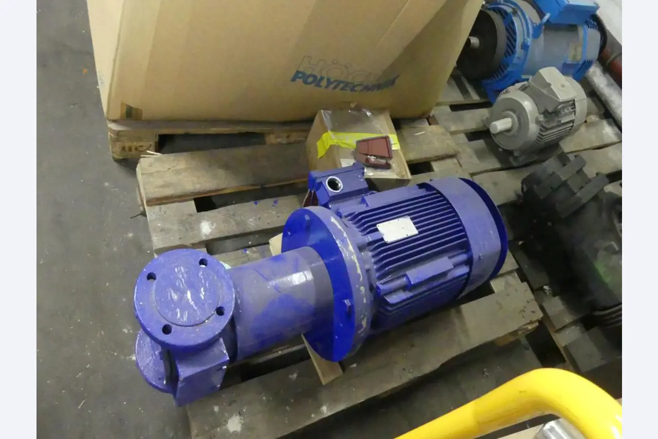 Equipement mécanique et accessoires d'une ancienne imprimerie en héliogravure-9