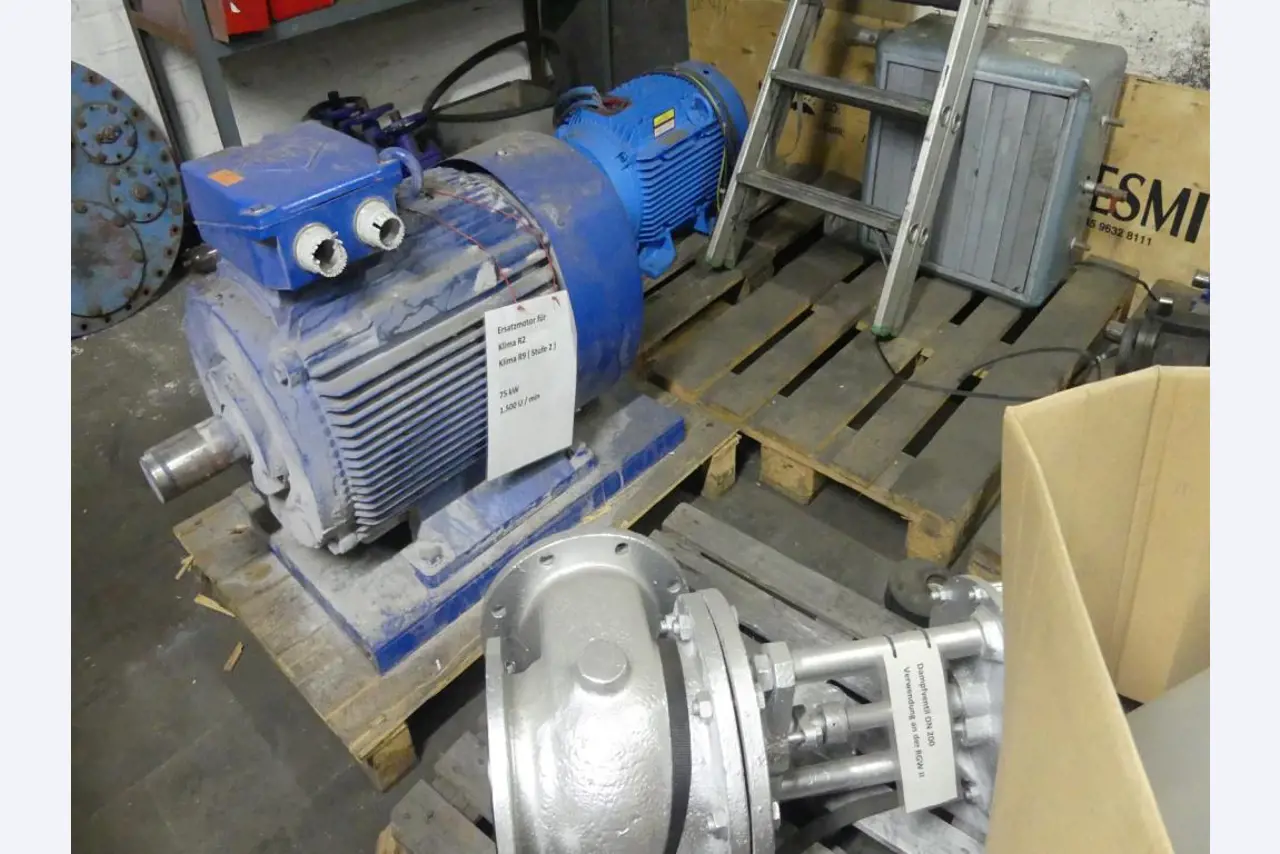 Equipement mécanique et accessoires d'une ancienne imprimerie en héliogravure-10