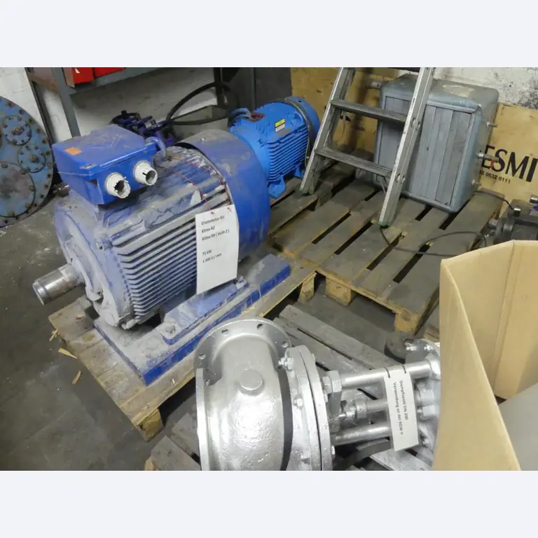 Equipement mécanique et accessoires d'une ancienne imprimerie en héliogravure-10