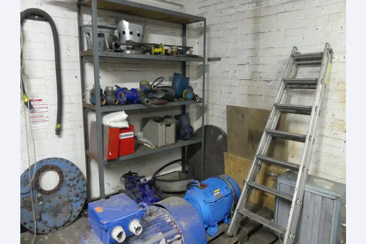 Equipement mécanique et accessoires d'une ancienne imprimerie en héliogravure-11