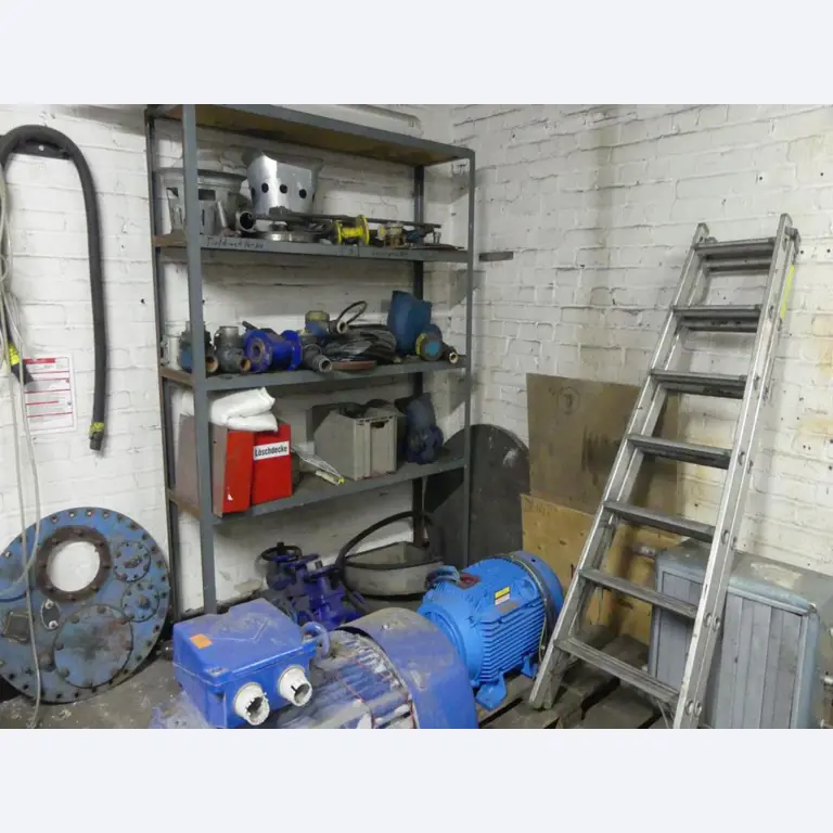 Equipement mécanique et accessoires d'une ancienne imprimerie en héliogravure-11