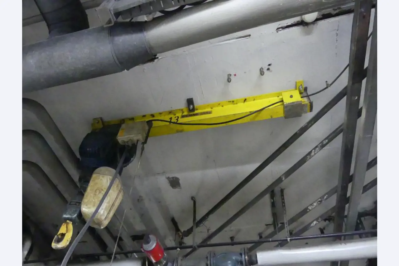 Equipement mécanique et accessoires d'une ancienne imprimerie en héliogravure-12