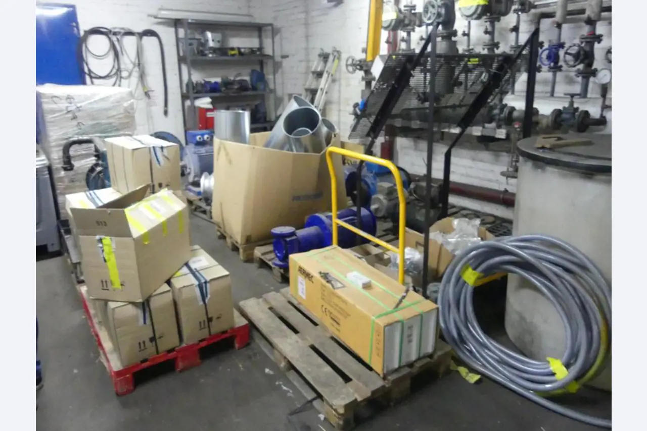 Equipement mécanique et accessoires d'une ancienne imprimerie en héliogravure-15