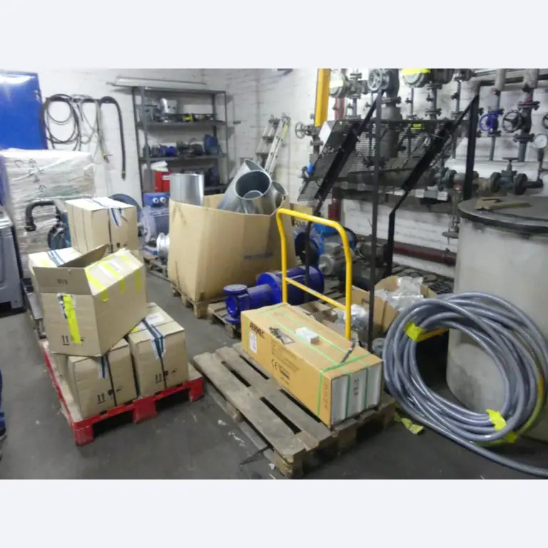 Equipement mécanique et accessoires d'une ancienne imprimerie en héliogravure-15